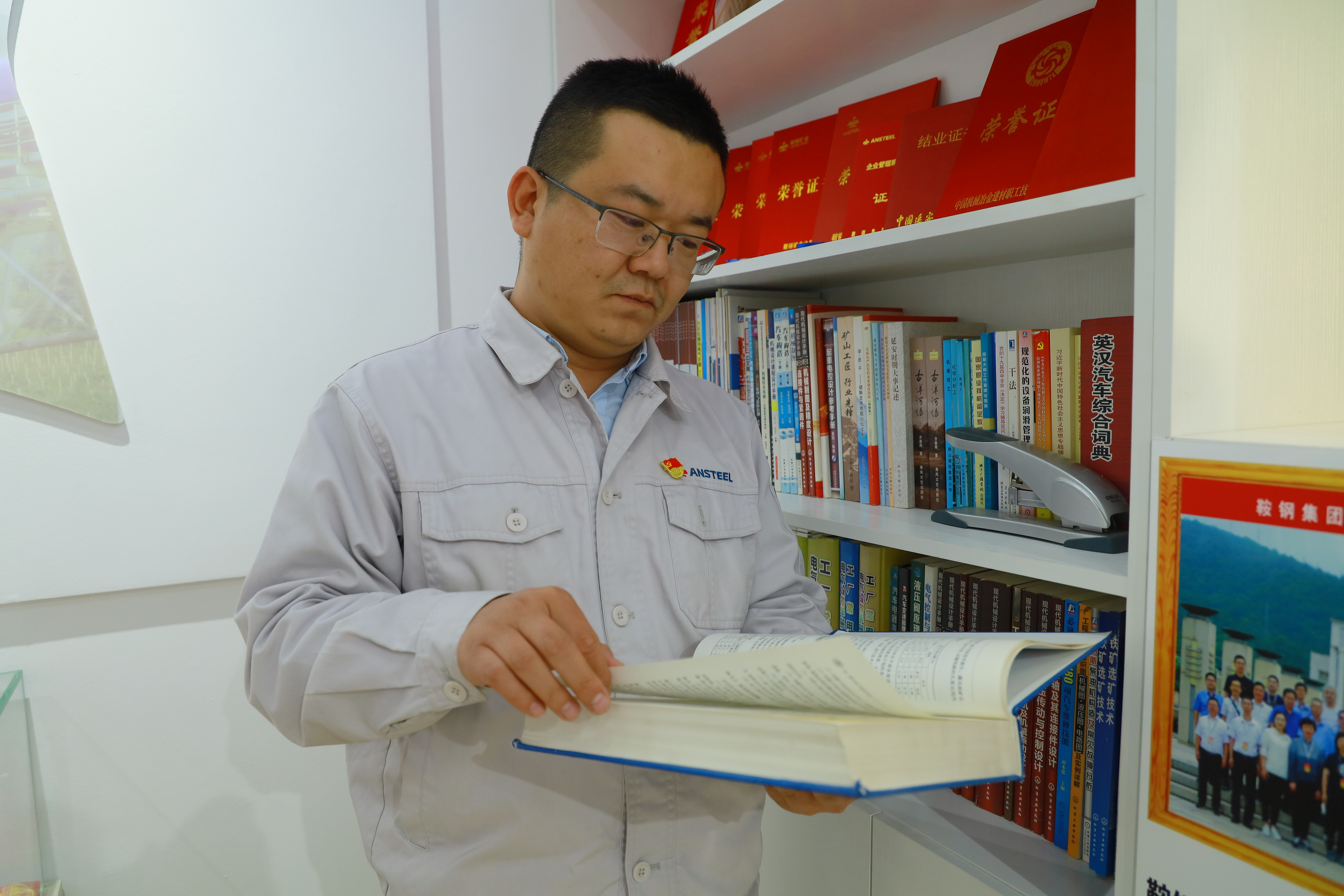 1720598374103254.jpg 1.配圖閆大洋鉆研專業(yè)知識(shí).JPG